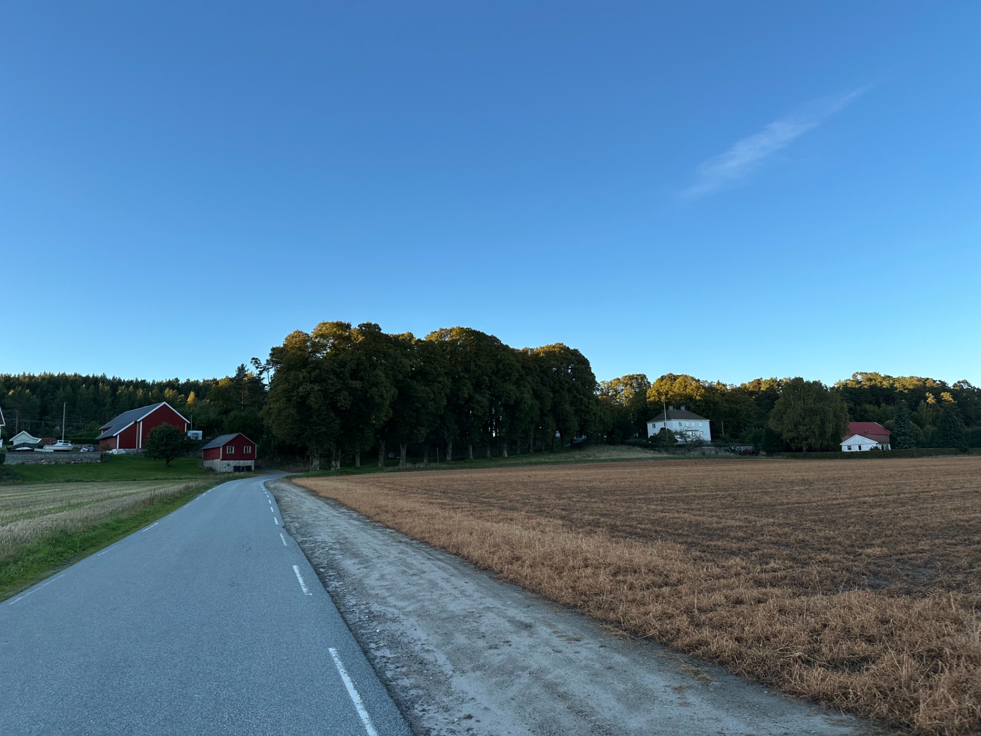 På vei til Fjære kirke. Presteården på høyre side.