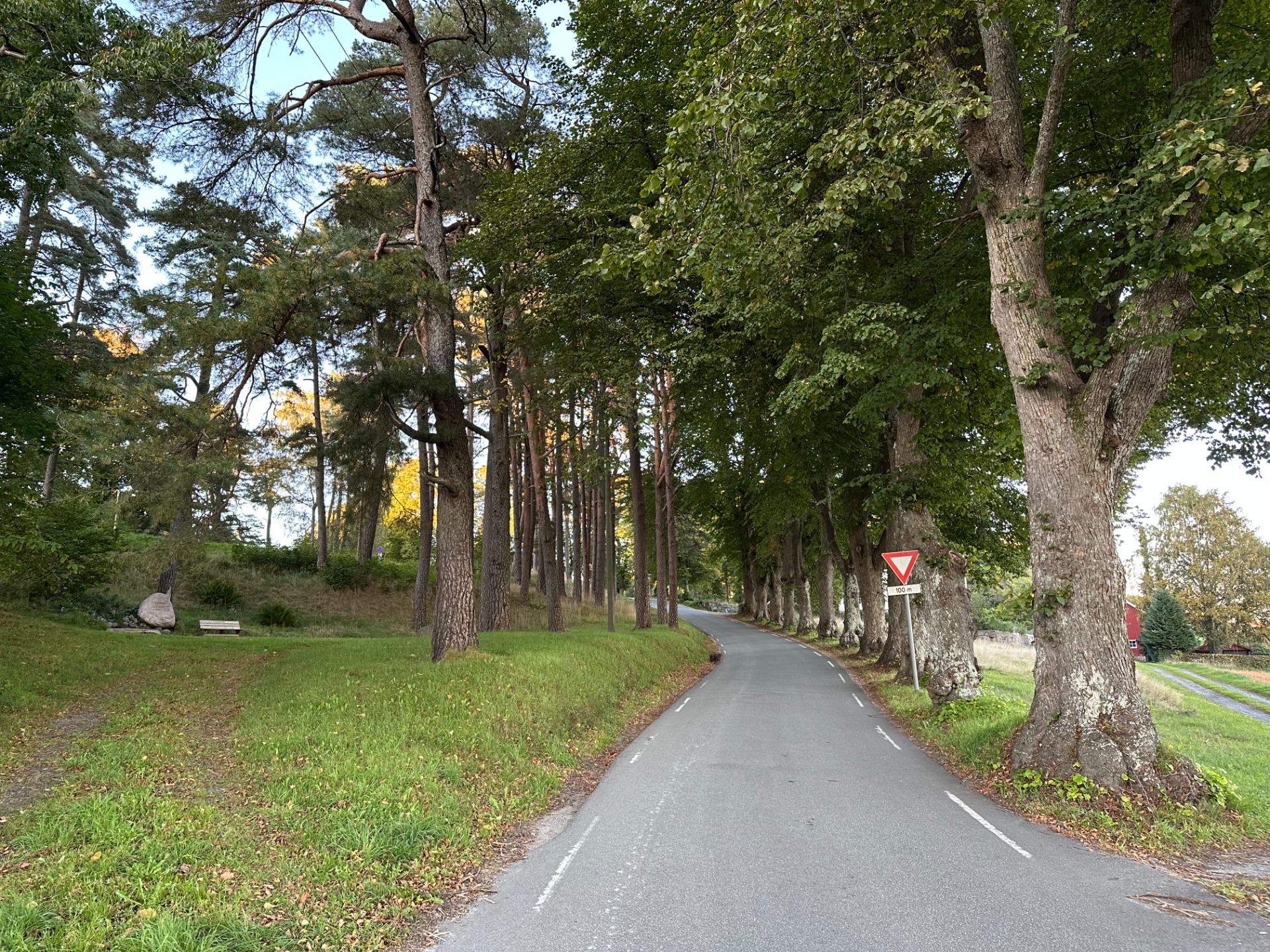 På vei opp til Fjære kirke. Olavskilden på venstre side.