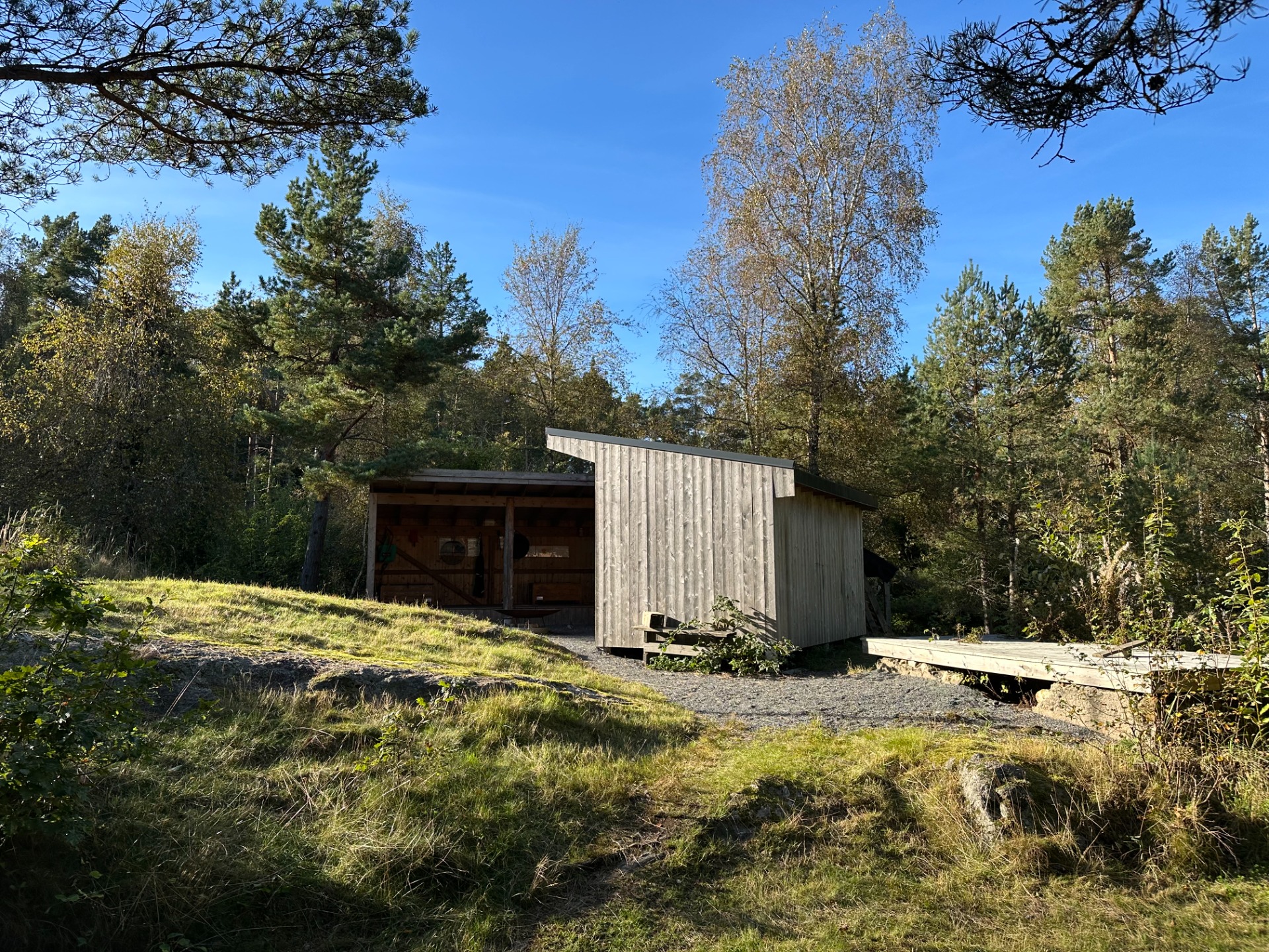 Gapahuk ved ca 3.1 km. Kontroll er festet på baksiden.