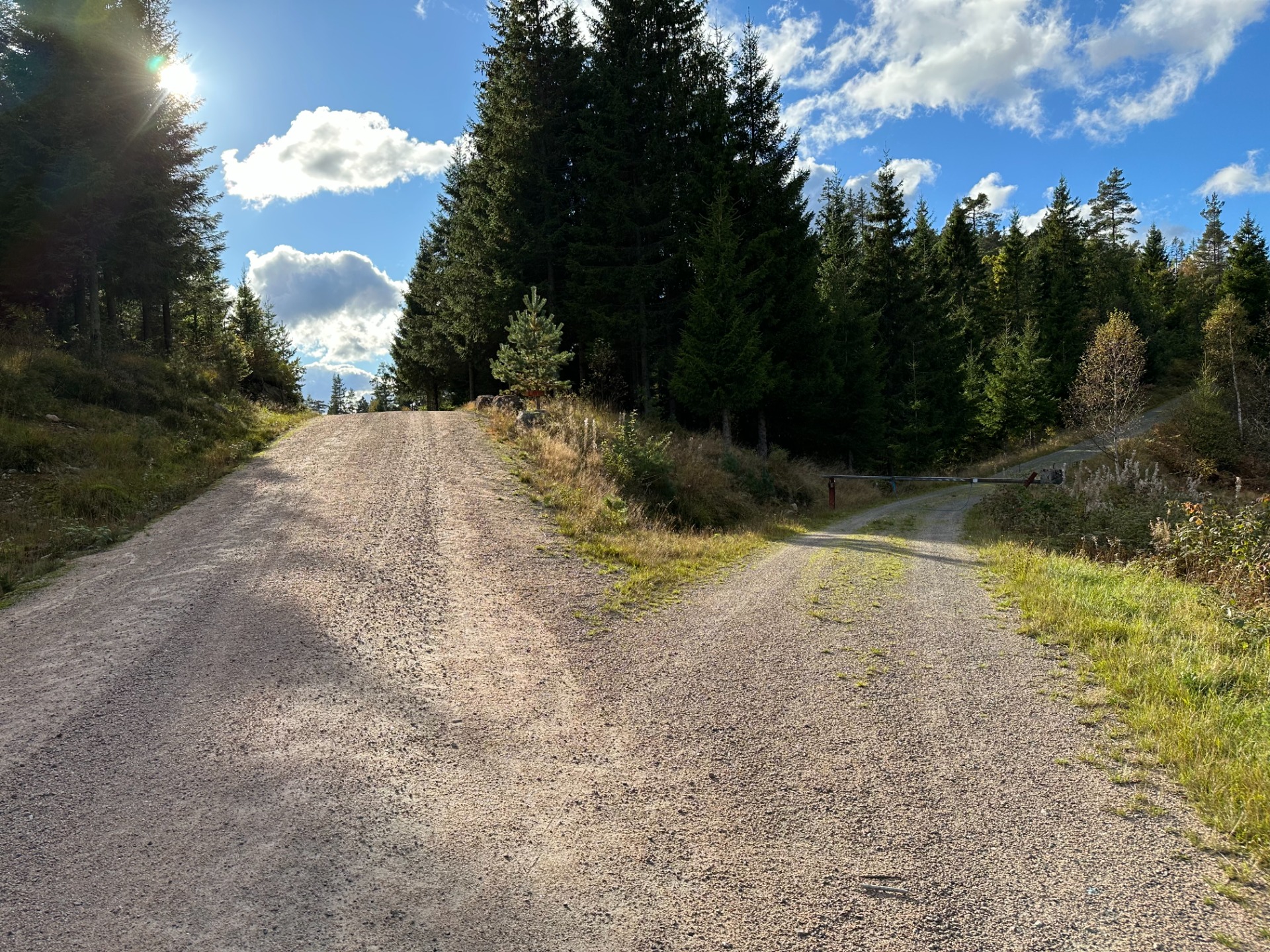 Snuplass til v. og bomvei til h.