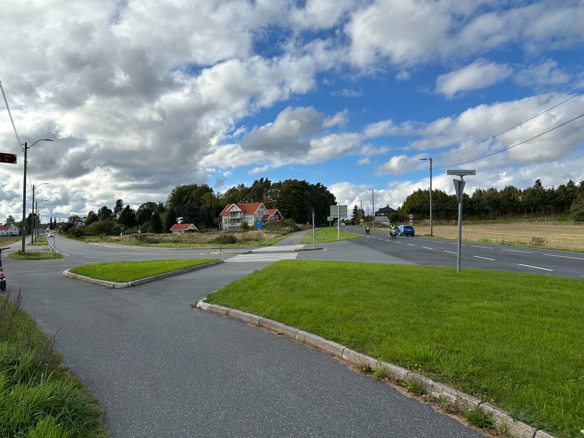 Kryss ved fotgjengerfeltet og fortsett rett frem mot Herefoss