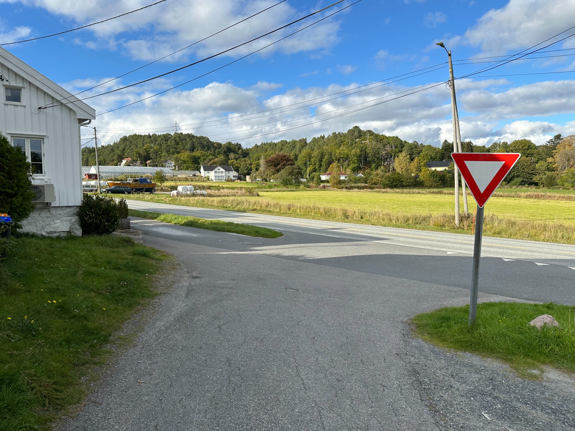 Ved 3,4 km, ta til v. på gang og sykkelsti