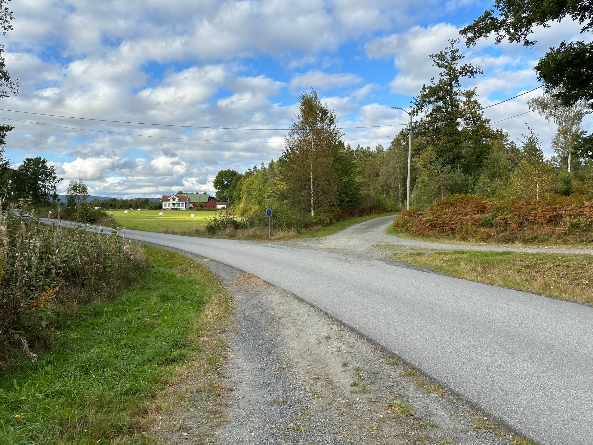 Ta til v. på asfaltvei