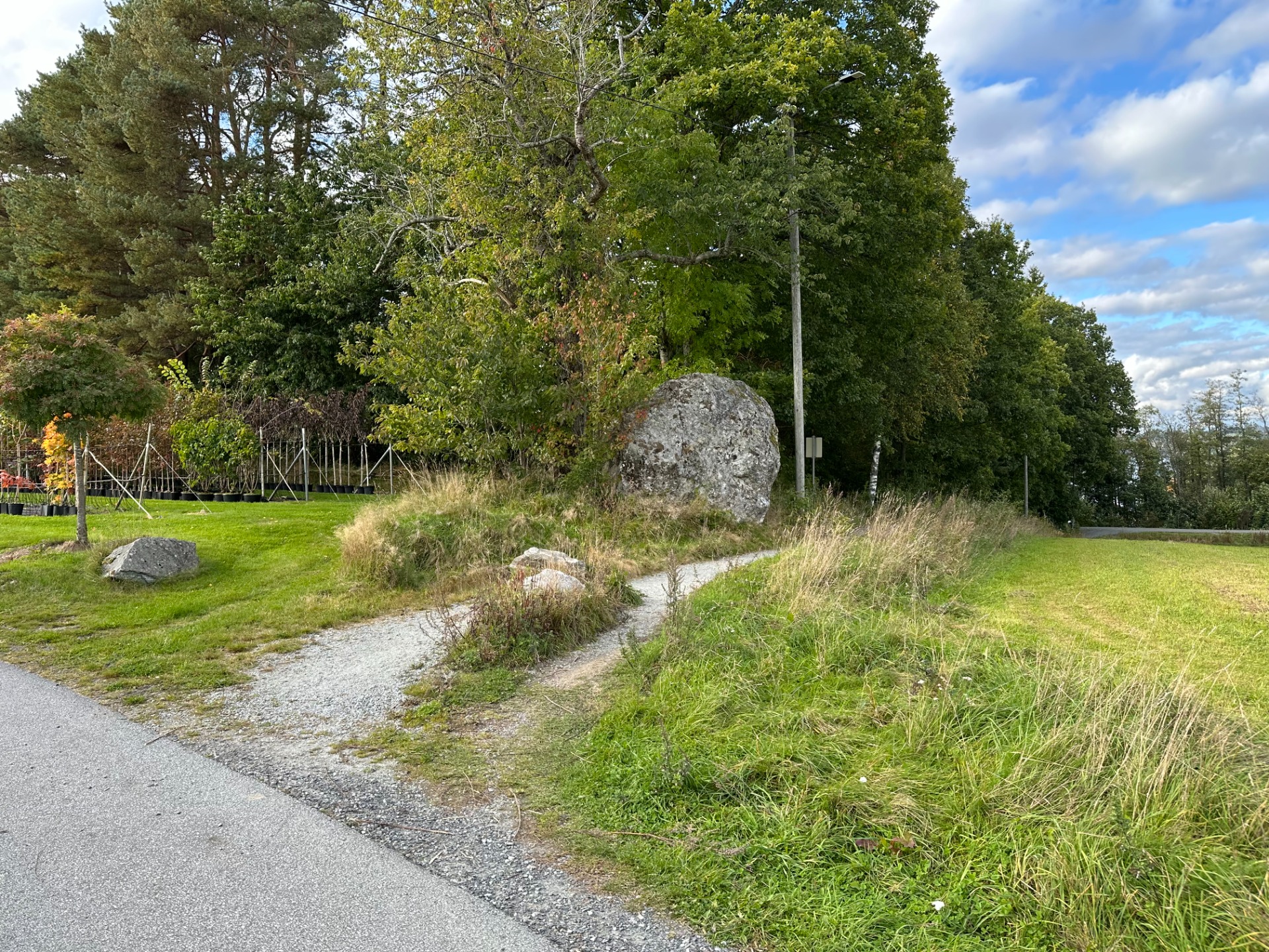 Ved stor stein, ta til h.