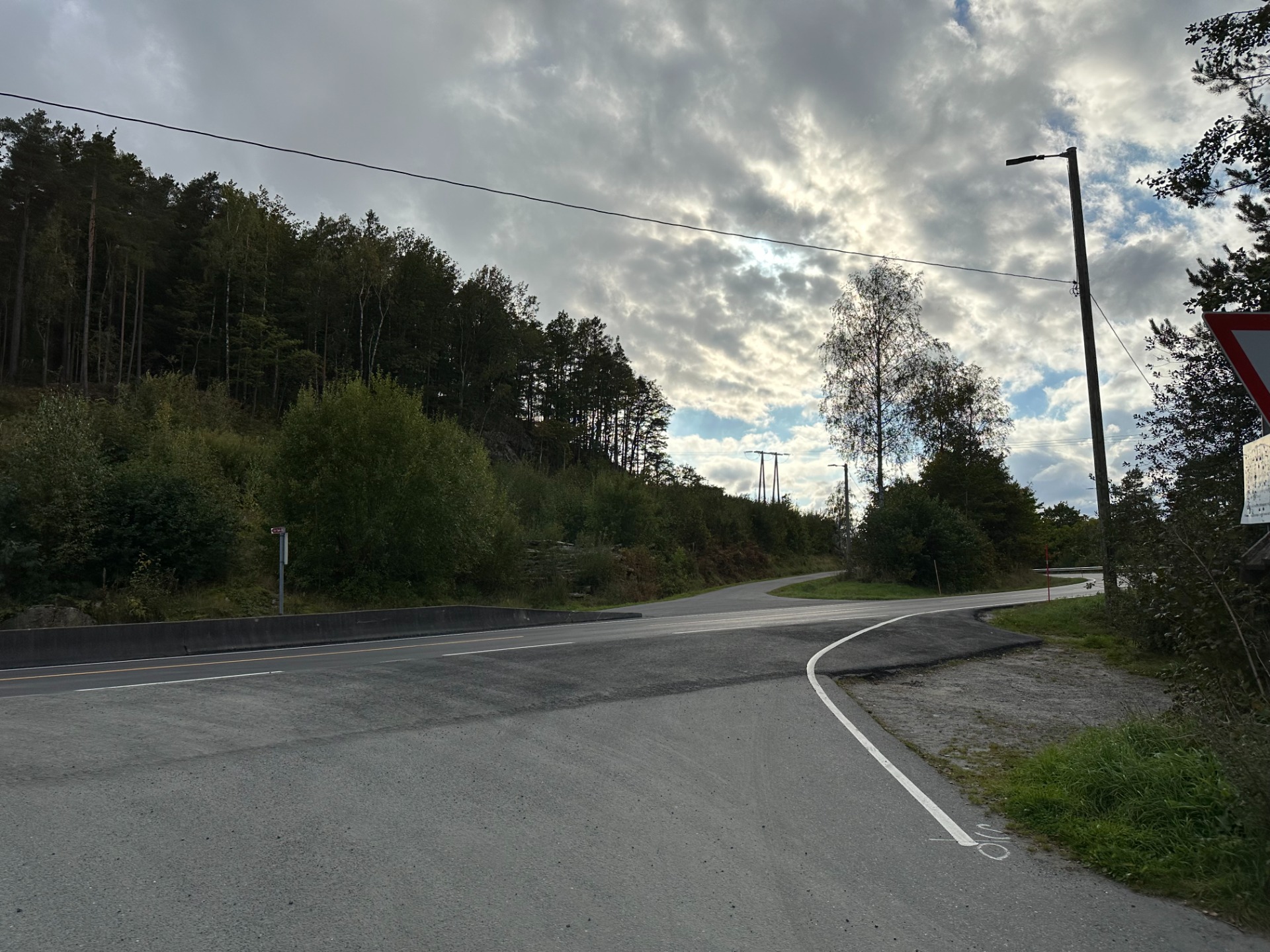 Kryss veien og fortsett på gang og sykkelstien