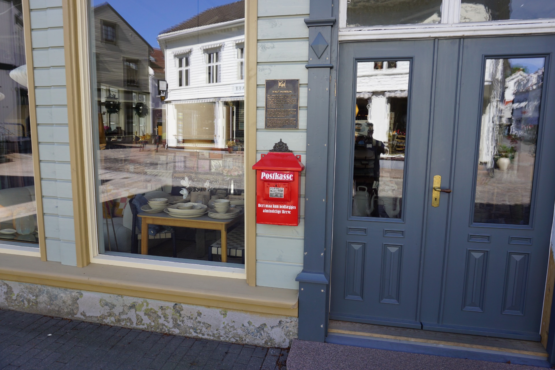 Postkassen som Knut Hamsun omtaler i På gjengrodde stier står i Storgaten 23 i Grimstad sentrum