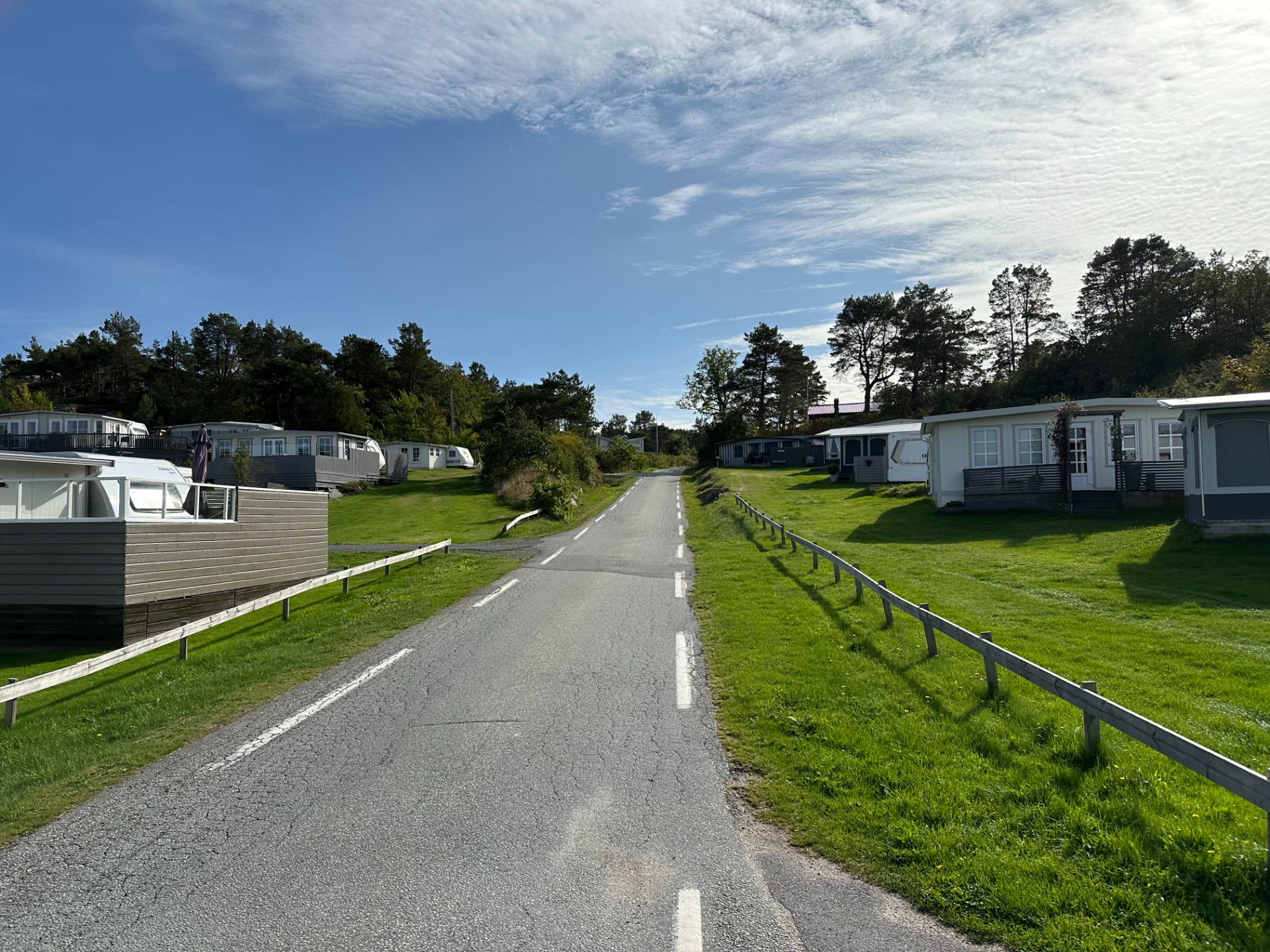 Smal asfaltvei ut fra campingplassen