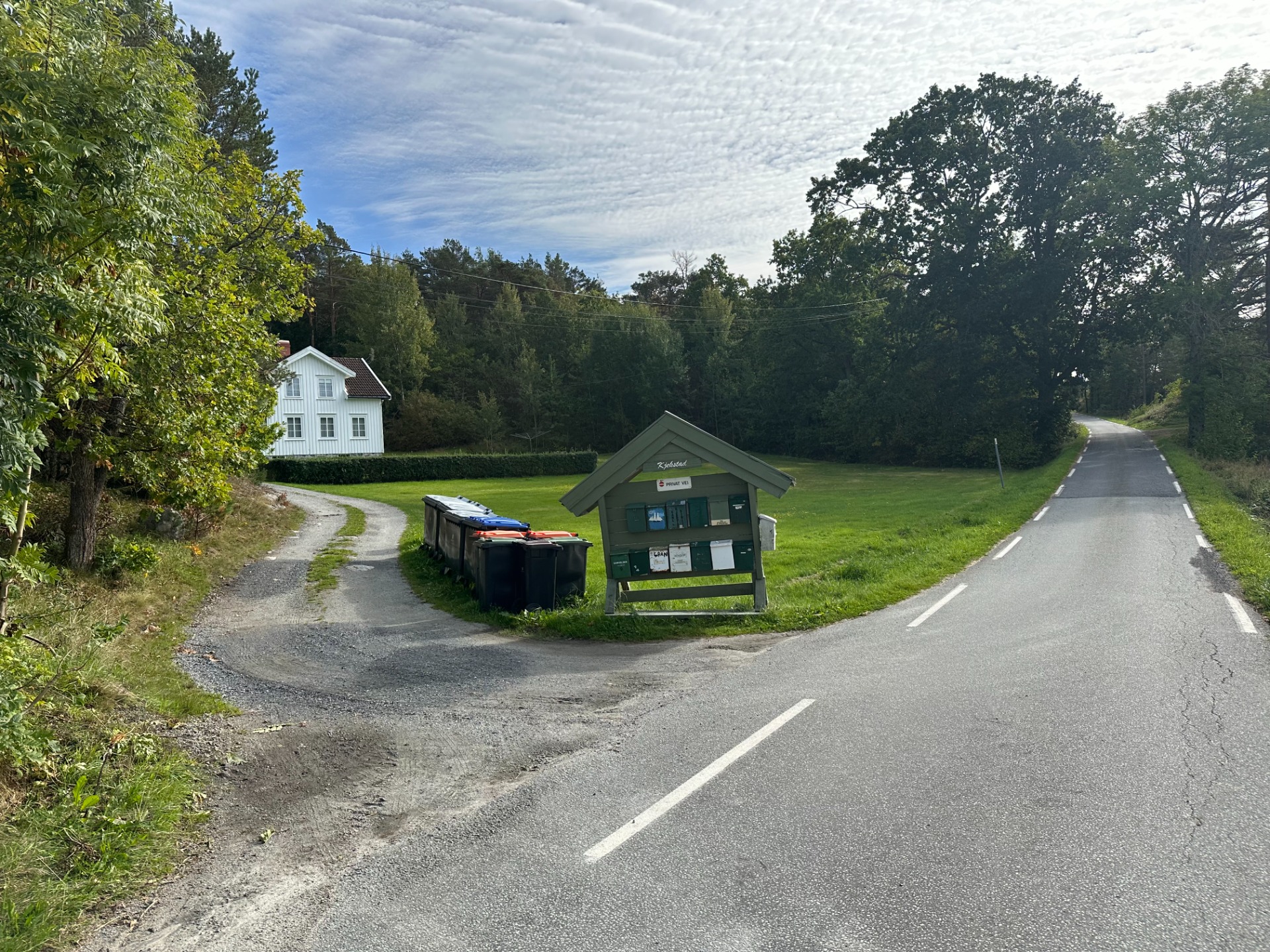 Postkassestativet merket «Kjekstad».